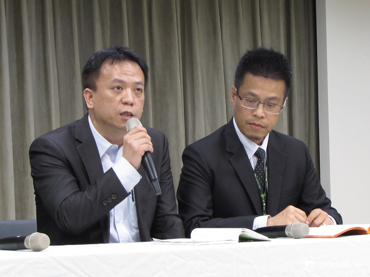 經過約1個半小時的林張會後，中央黨部政策會首席副執行長施克和及新聞部主任黃重諺一同召開記者會。 圖：邱珮文/攝