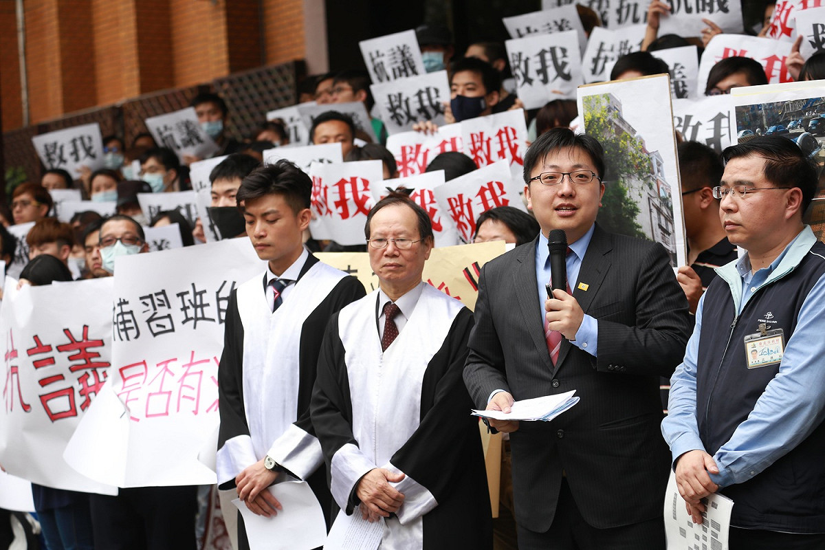 台北市議員徐世勳8日偕同逾百位威爾斯美語、學承電腦等3間公司的受害者於台北地檢署按鈴控告威爾斯美語等公司惡性倒閉。 圖:徐世勳辦公室提供