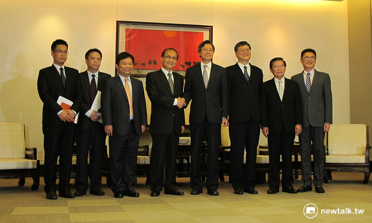 新舊行政團隊8日在行政院會談。 圖：林朝億/攝