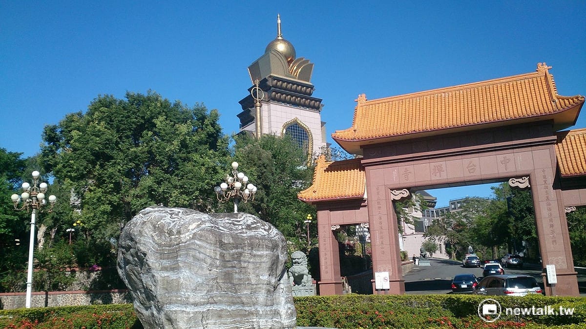 筆者指出，惟覺的總店中台禪寺，金壁輝煌的陳設，高達37樓的皇宮式建築，成了台灣、應該也是世界最大最高的寺廟，讓他在對岸也備受禮遇。 圖：新頭殼資料照片