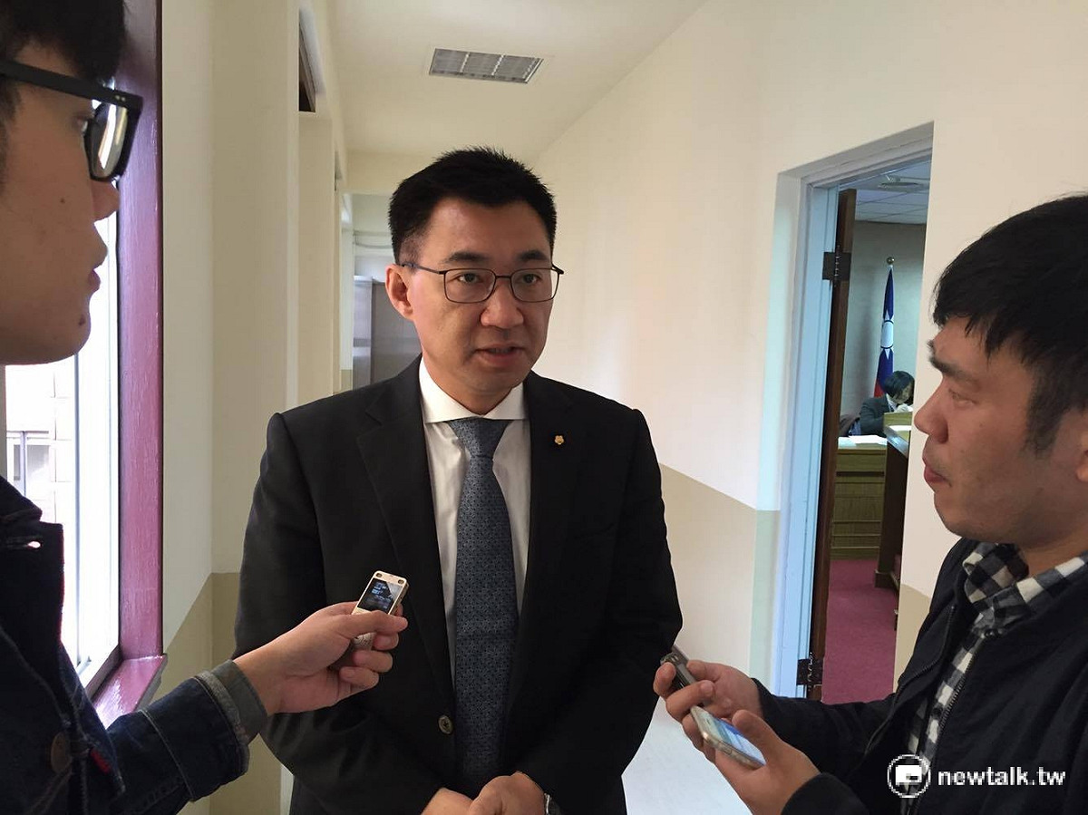 國民黨立委江啟臣11日在立院受訪表示，8台人遭強制遣送中國，實在有點離譜。 圖：鄭佑漢/攝