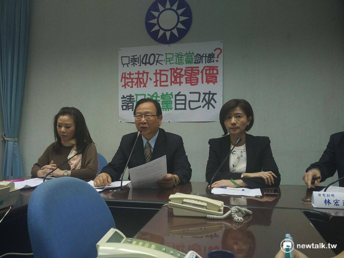立法院國民黨團11日在立院召開記者會，其中被問到是否特赦陳水扁爭議，國民黨立法院黨團書記長林德福痛批，這是全世界的最大笑話，並且諷刺特赦貪腐可以點亮台灣嗎？ 圖：鄭佑漢/攝