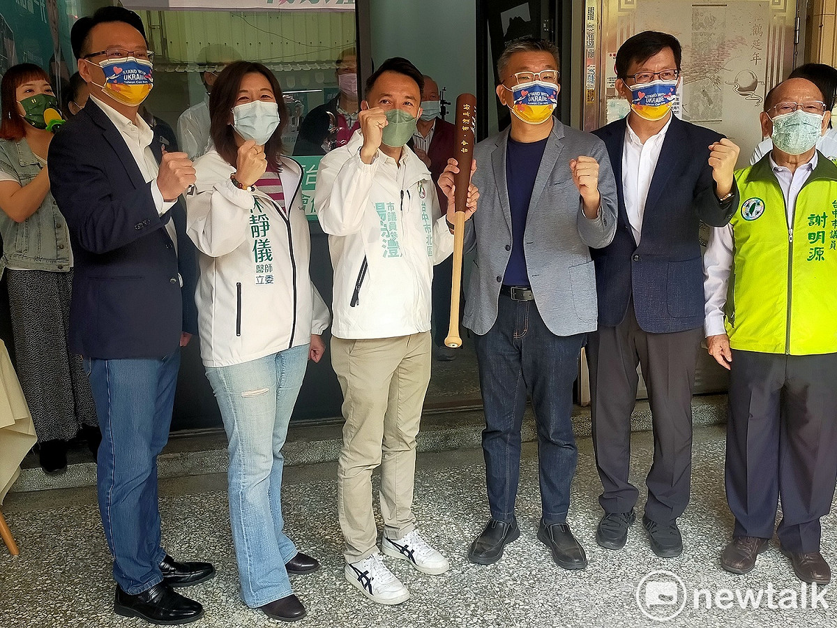蔡其昌贈送楊宗澧球棒，象徵台中隊的傳承將一棒接一棒為民進黨守住勝利。 圖 : 唐復年/攝