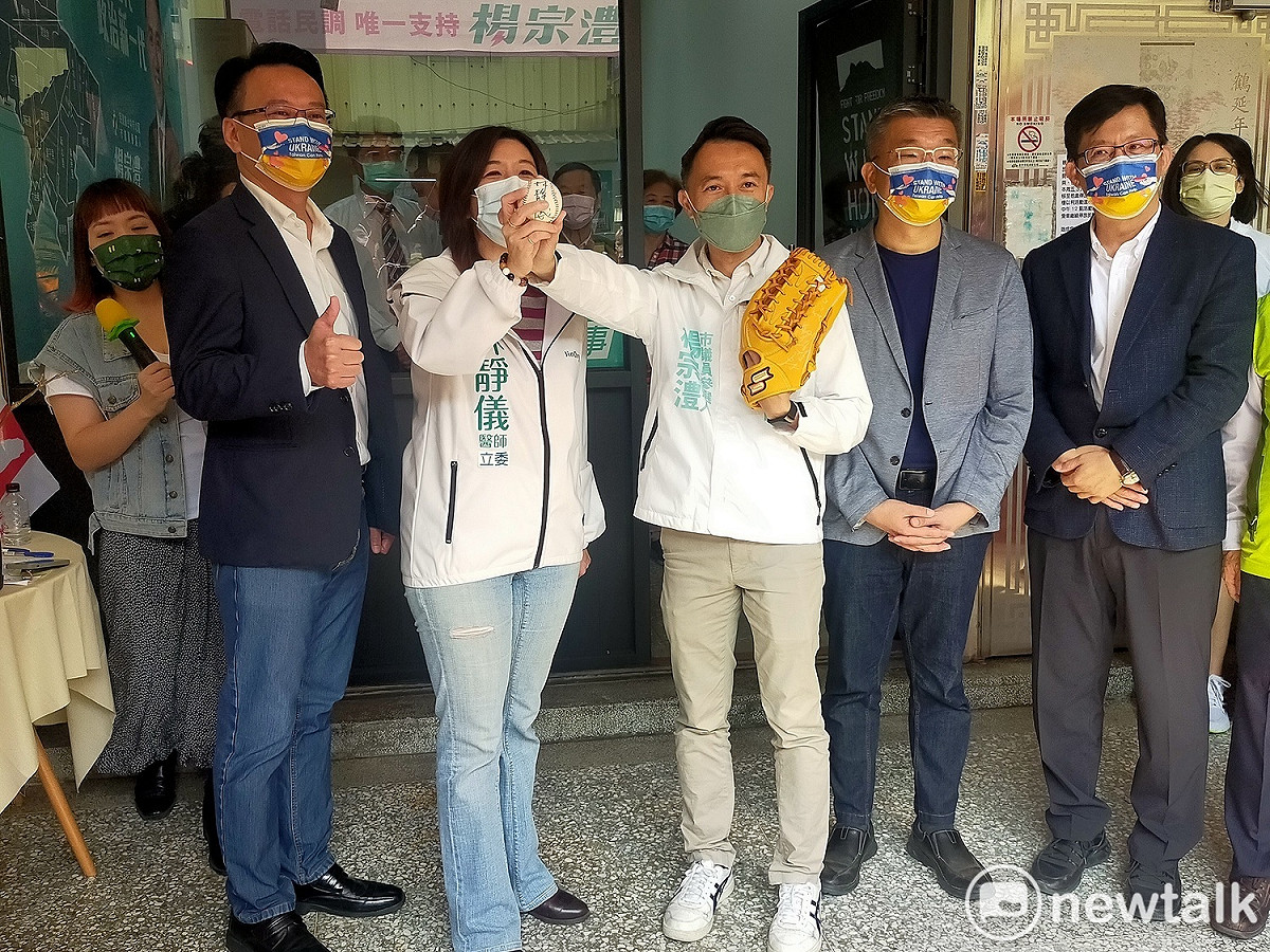 林靜儀贈送楊宗澧簽名球。 圖 : 唐復年/攝