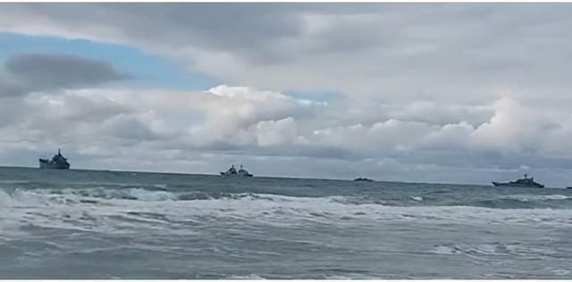 克里米亞南部出現許多俄羅斯登陸艦，研判俄軍已在為登陸烏克蘭的敖德薩做準備。 圖 : 翻攝自騰訊網