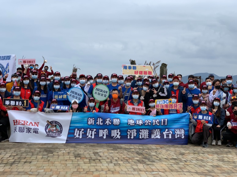 萬金石賽前淨灘，禾聯碩企業攜手守護海洋。 圖：新北市體育處提供