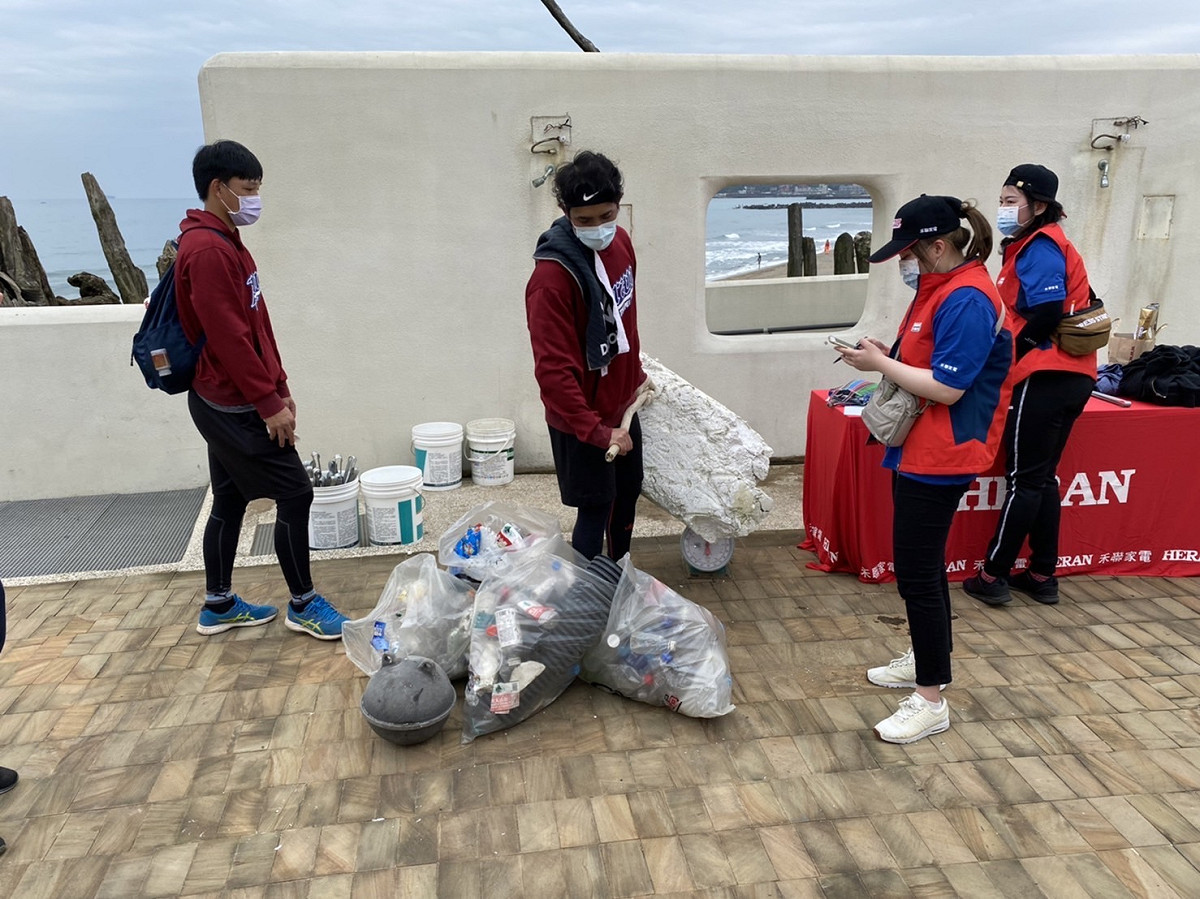 今(5)日攜手近200人至金山中角灣進行淨灘活動，共撿拾了超過630公斤的海灘垃圾，不僅在賽前還原海灘乾淨的模樣，也將馬拉松堅持精神延續到環保行動上。 圖：新北市體育處提供