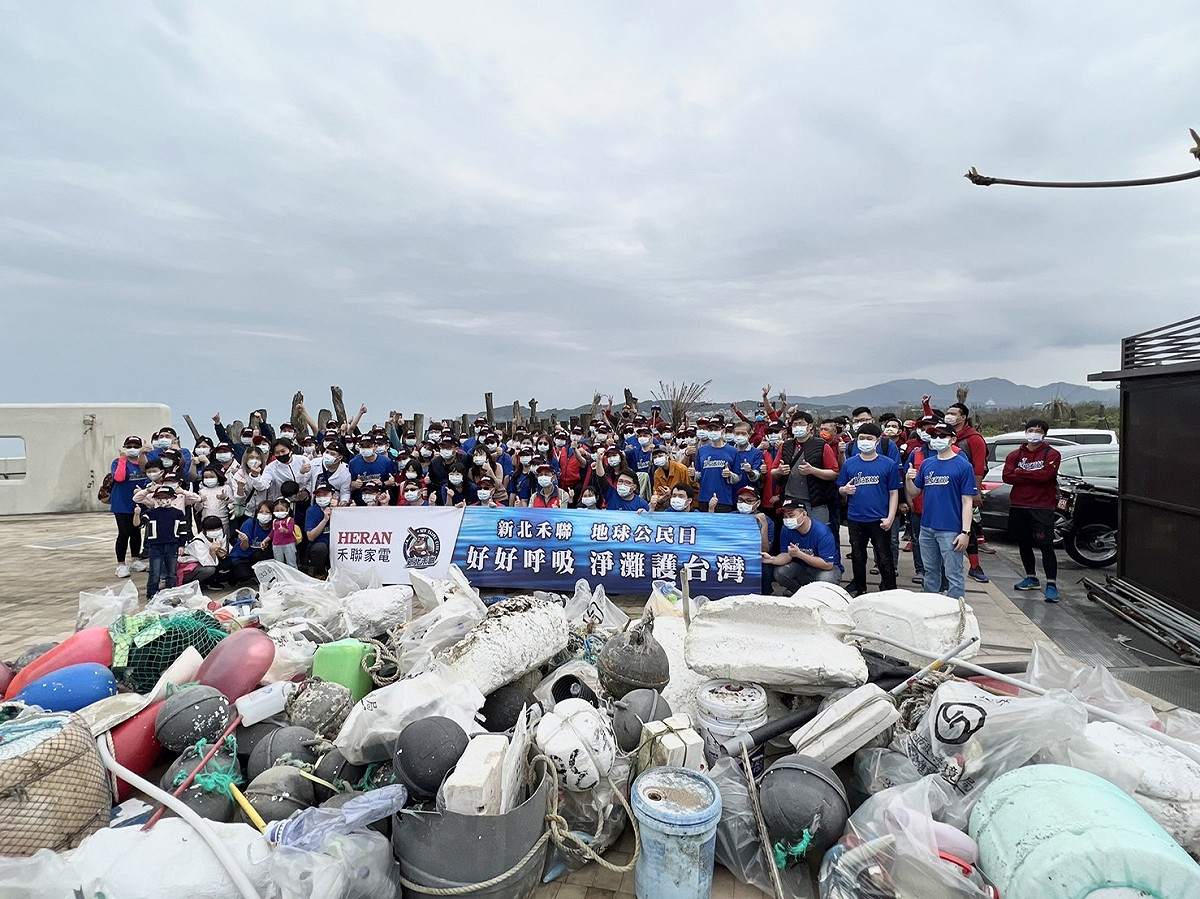 禾聯碩企業攜手棒球隊撿拾630公斤海灘垃圾。 圖：新北市體育處提供