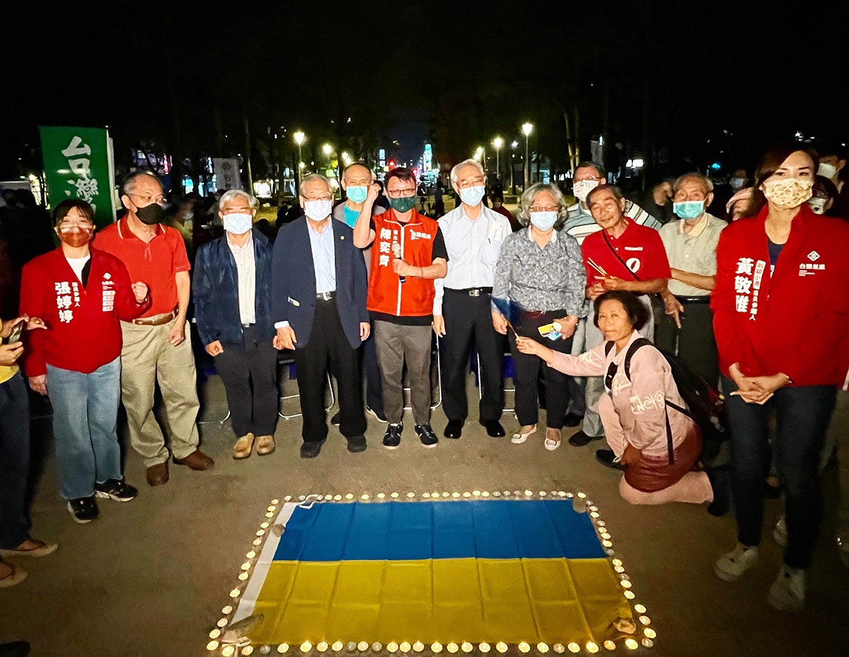 台灣基進晚會尾聲以燭光點亮烏克蘭國旗表示力挺。 圖：台灣基進提供
