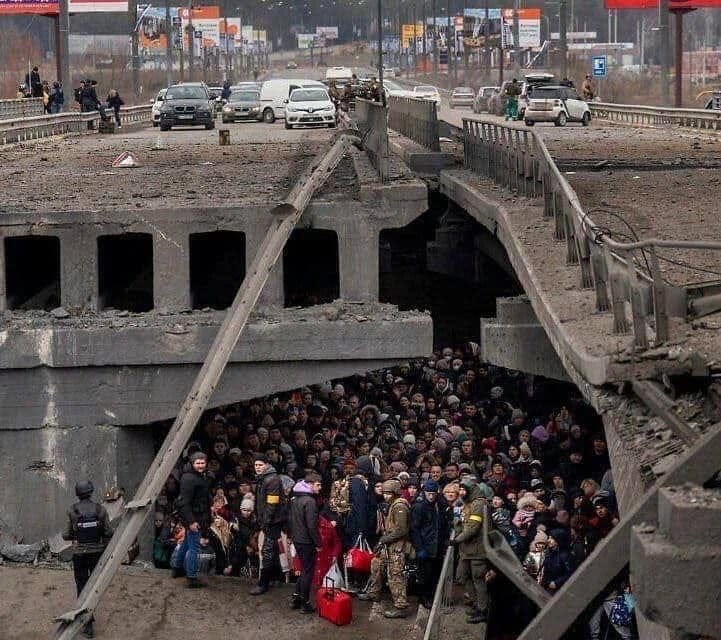 烏俄戰爭造成大量烏克蘭平民傷亡，圖為烏克蘭難民躲在遭毀橋下。 圖：翻攝UA.National.Police 臉書