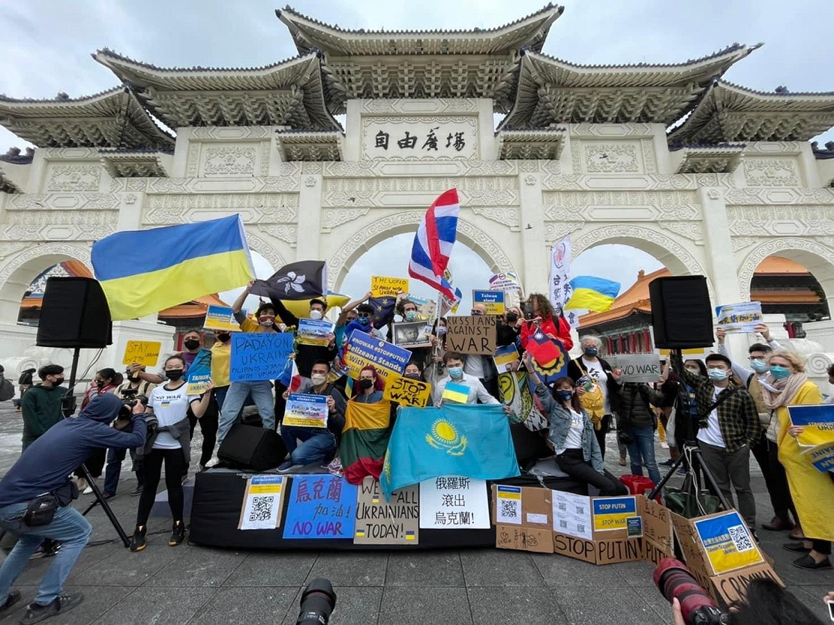 今（6）日許多在台烏克蘭人聚集自由廣場，號召各國民眾一同聲援烏克蘭。 圖：擷取自趙怡翔臉書