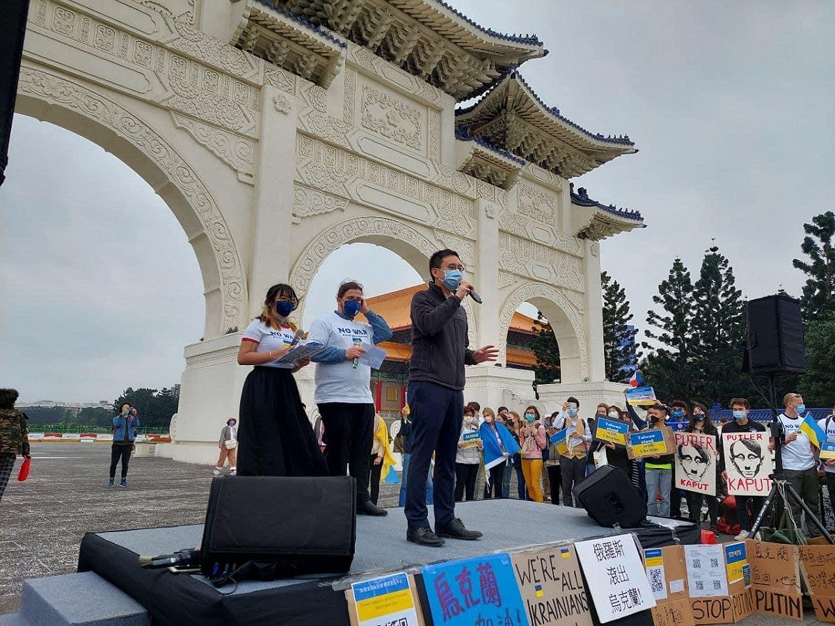 今（6）日許多在台烏克蘭人聚集自由廣場，號召各國民眾一同聲援烏克蘭。 圖：擷取自趙怡翔臉書