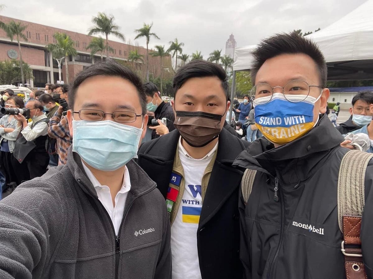 今（6）日許多在台烏克蘭人聚集自由廣場，號召各國民眾一同聲援烏克蘭。 圖：擷取自趙怡翔臉書