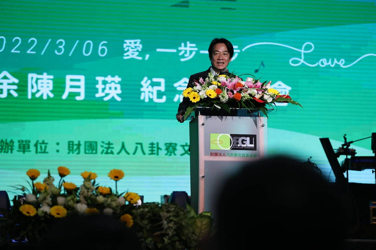 賴清德向兩位老縣長致敬。 圖：高雄市政府提供
