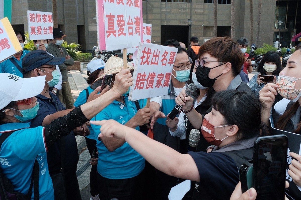 台灣基進(右方)與韓粉言語衝突。 圖：台灣基進提供
