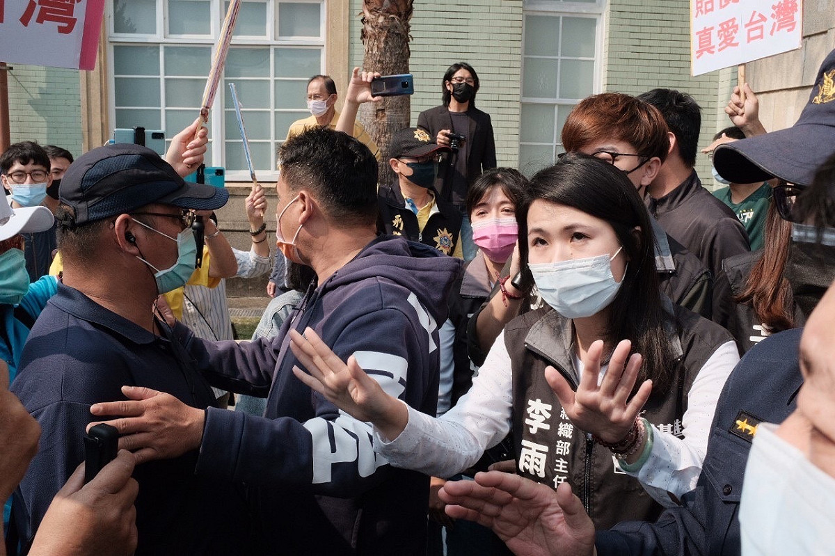 警方(左)在場隔開雙方人馬。 圖：台灣基進提供
