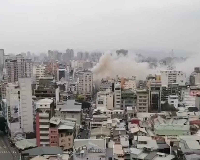 今（6）日下午 4 時許，台中興中街一棟民宅驚傳火警，現場煙霧迷漫且有多人受困。 圖：翻攝自記者爆料網臉書