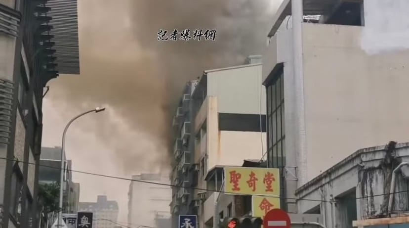 今（6）日下午 4 時許，台中興中街一棟民宅驚傳火警，現場煙霧迷漫且有多人受困。 圖：翻攝自記者爆料網臉書