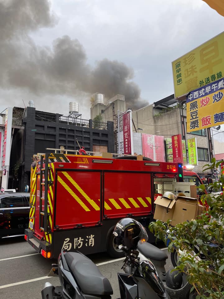 台中興中街大火，濃煙四竄。 網友提供