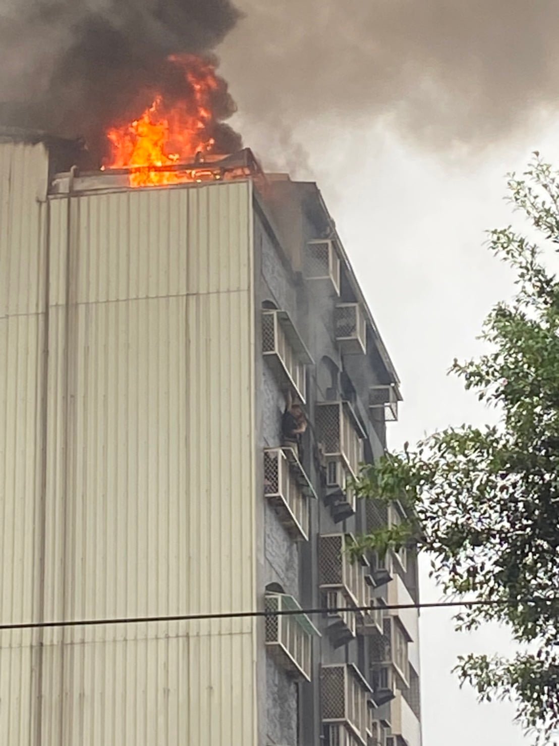 台中興中街大樓火警，從三樓延燒到頂樓，經查頂樓是違建。 市議員江肇國/提供