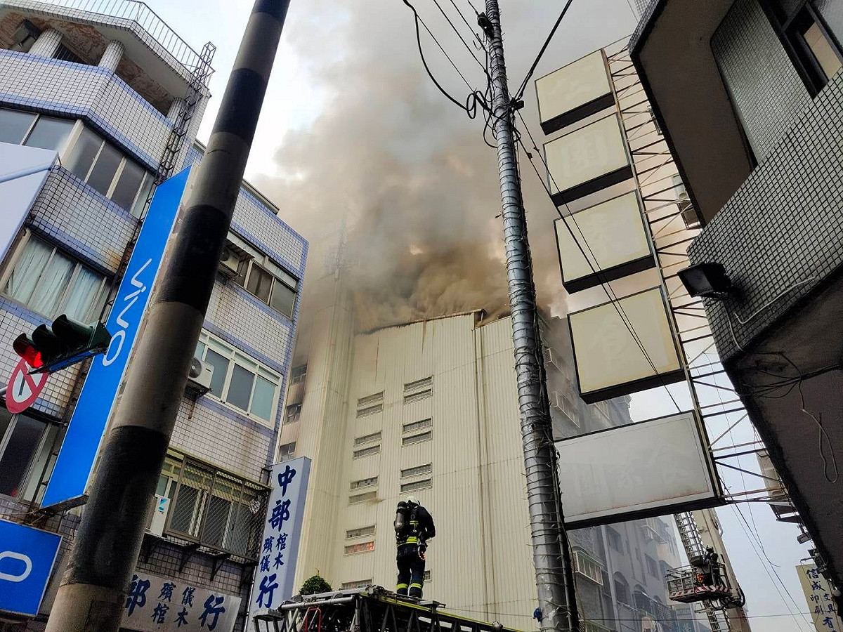 台中市興中街集合住宅大火，中市府否認是高雄城中城的翻版。 江肇國/提供