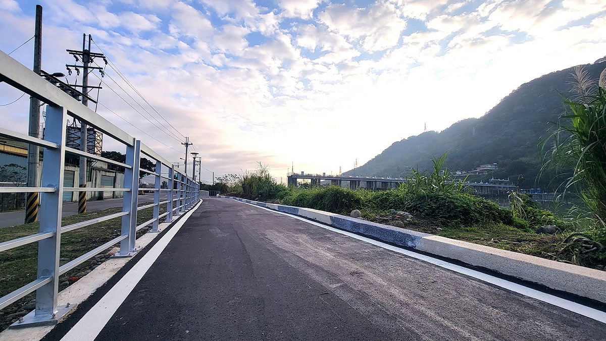 新北市鶯歌區環河路與二甲路口自行車道陡坡改善後步道現況。 圖：新北市水利局/提供