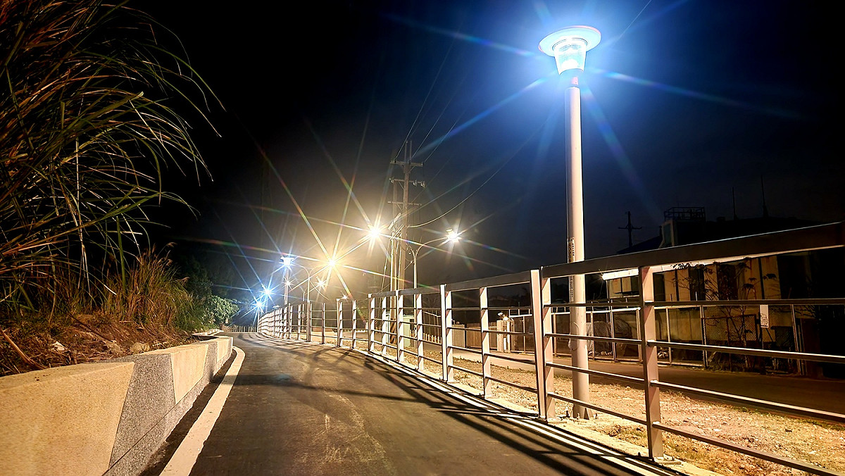 新北市鶯歌區環河路與二甲路口自行車道改善後夜間照明強化使用者安全。 圖：新北市水利局/提供