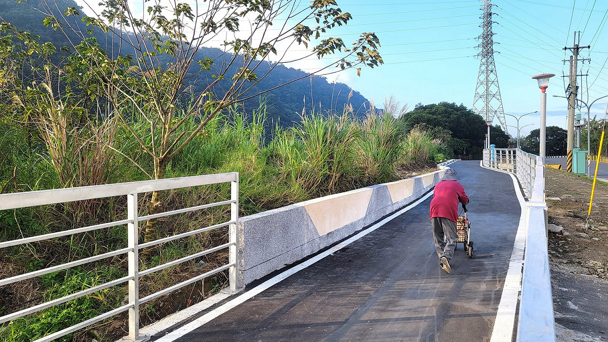 新北市鶯歌區環河路與二甲路口自行車道陡坡改善後，長輩也能輕鬆征服的3%斜坡。 圖：新北市水利局/提供