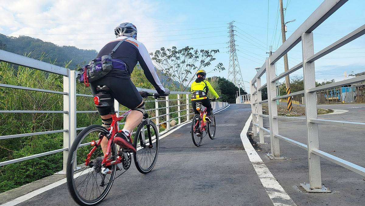 騎上緩坡的的市民朋友。 圖：新北市水利局/提供
