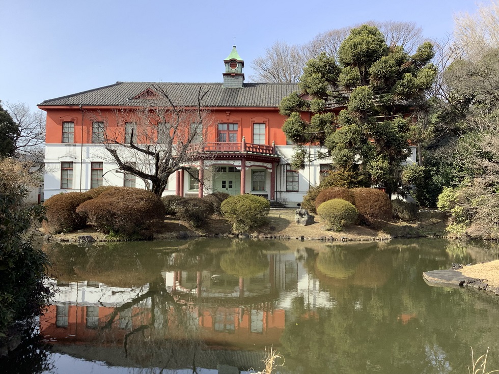 小石川植物園以梅林聞名，這裡是東京大學植物園，池邊建物前身是東京醫學校，是小說及電影「外科室」的舞台 圖:劉黎兒攝影