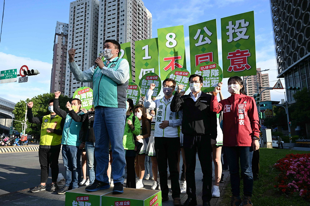 何博文（前）棄選新北議員連任，意在立委，恐衝擊民進黨板橋區立委羅致政（右二）、張宏陸（右三）。 圖：民進黨新北市黨部提供