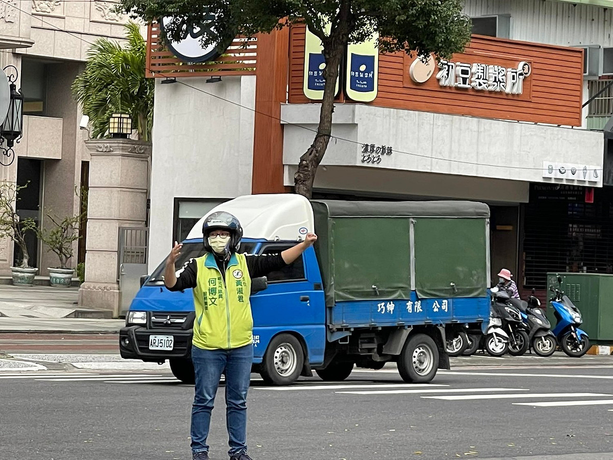 本月3日大停電，黃淑君自己到路口協助指揮交通一個半小時，何博文相當感動特地拍下影片，放上臉書。 圖：翻攝何博文臉書