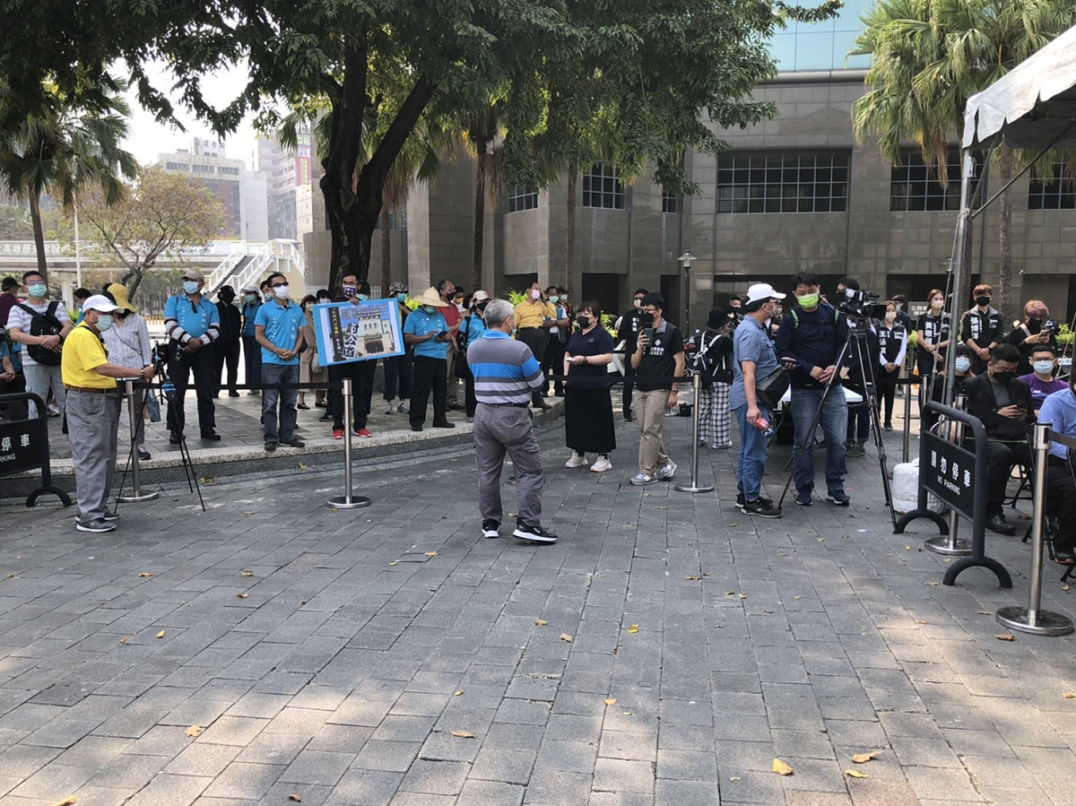 追思活動前，一批身穿藍衣人拿著標語挑釁，要求確認到底誰被屠殺，實際死了多少人？ 圖：高雄市228關懷協會提供