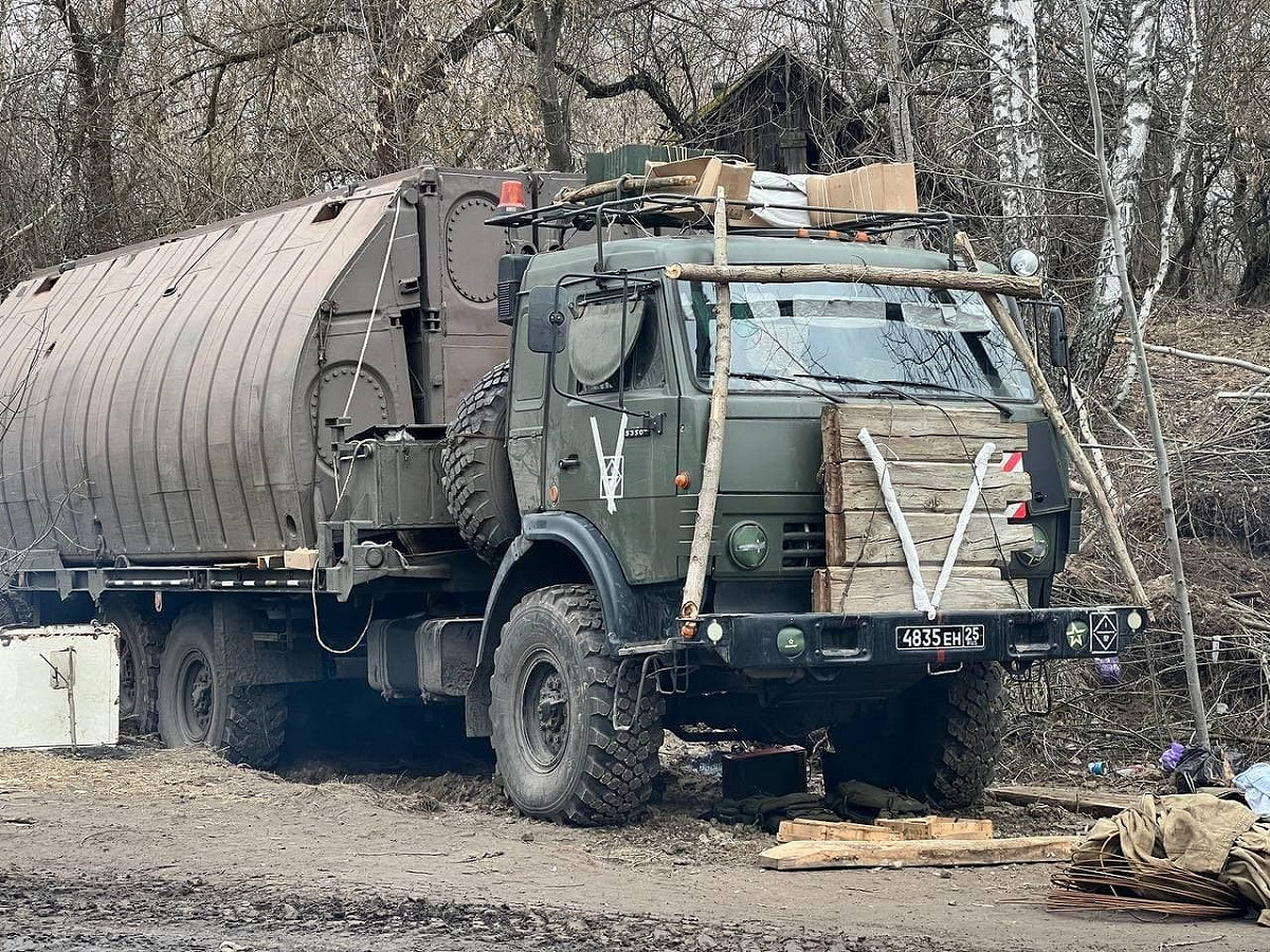 俄軍運輸卡車被發現綑綁木塊防護水箱、在前擋風玻璃上架設門柱式木條，做為防止輕兵器攻擊的簡易防護。 圖：翻攝OSINTtechnical推特