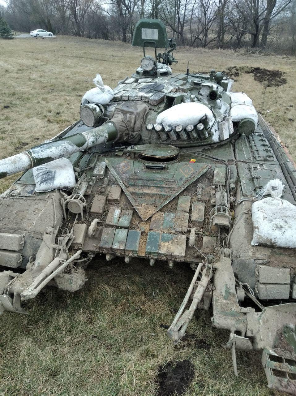 俄軍T-72A主戰坦克用「堆沙包」的方式增強砲塔四周裝甲防護。