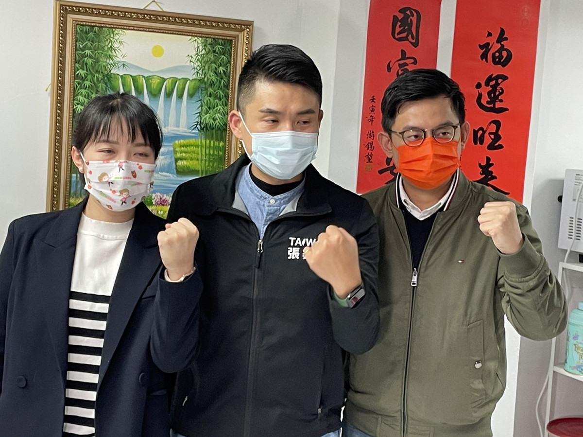正國會市議員參選人張銘祐今(7)日下午和同屬「正國會」議員參選人山田摩多、卓冠廷一同召開記者會，宣布退出黨內初選。 圖：林昀真攝