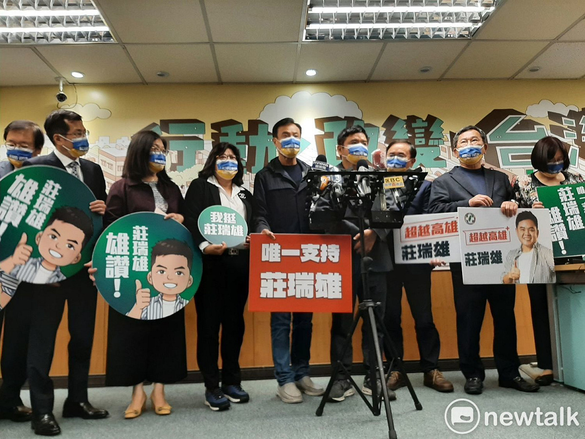 陪同莊瑞雄登記初選的前立法院長蘇嘉全手持「唯一支持莊瑞雄」手板。 圖：林朝億/攝（資料照片）
