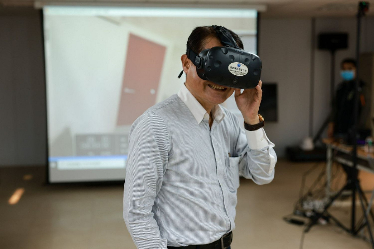陳純敬以VR體驗未來完工後樣品屋實景模擬。 圖：新北市城鄉局提供