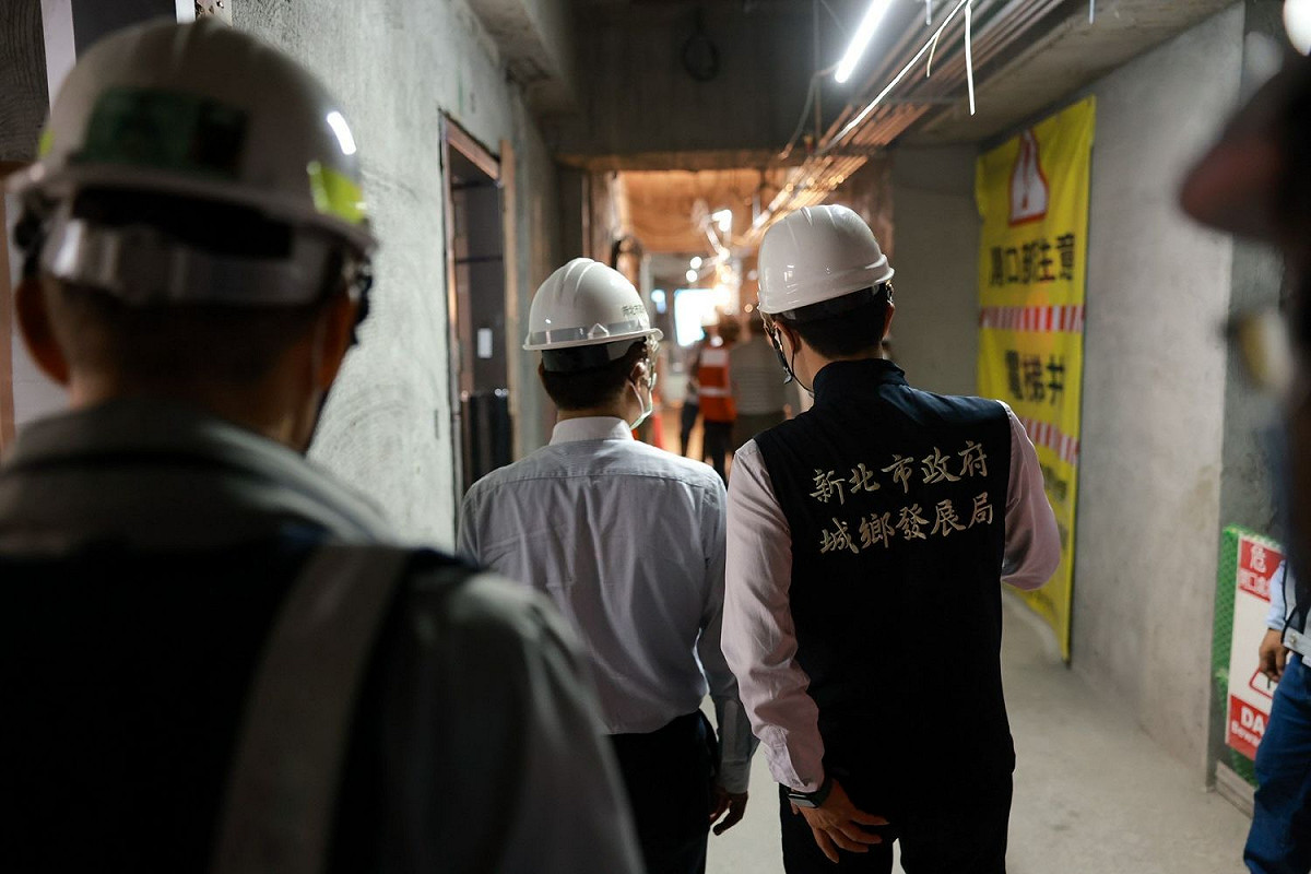 陳純敬視察工地內裝。 圖：新北市城鄉局提供