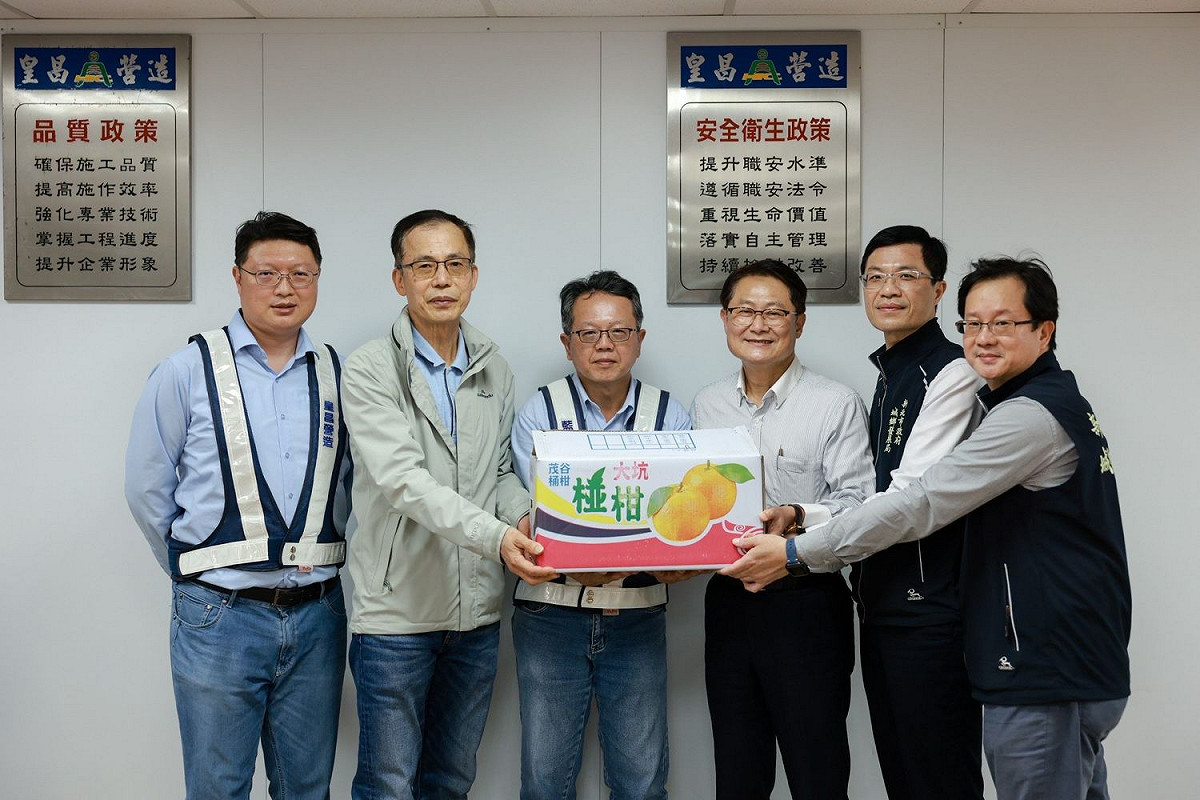 陳純敬與黃國峰等人合影。 圖：新北市城鄉局提供