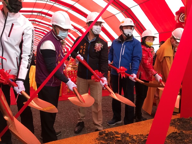 侯友宜特別前往醮場參加動土儀式，祈求台灣早日脫離新冠疫情、市民安居樂業。 圖：新北市民政局提供