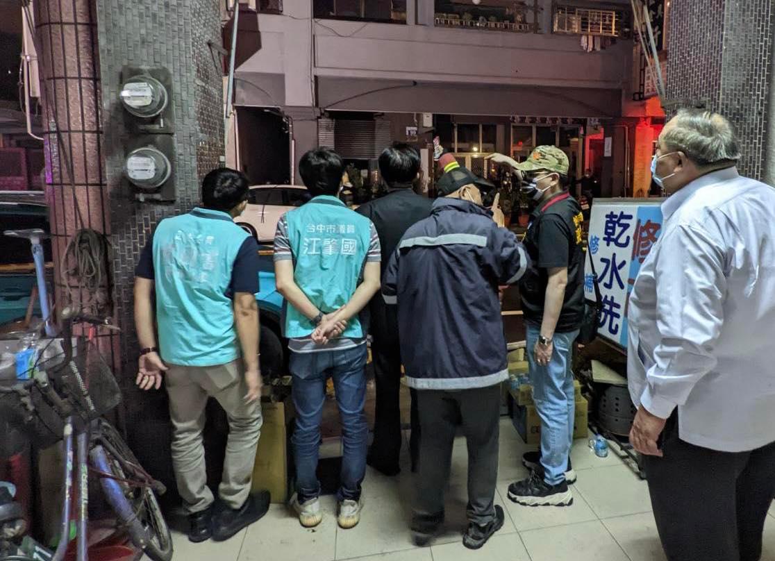 中市議會民進黨團總召江肇國到火場關心。 江肇國/提供