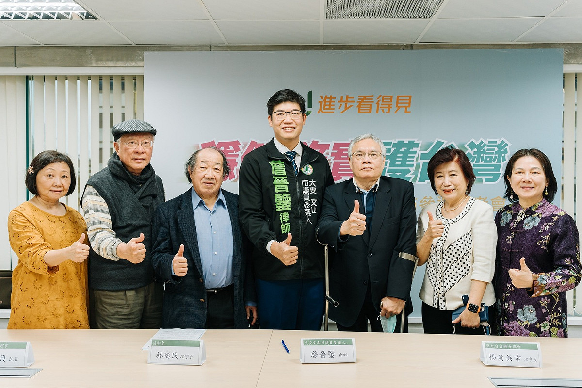 「少年里長伯」詹晉鑒律師（中）今（7）日在前無任所大使楊黃美幸（右2）、林逸民醫師(左3)、陳永興醫師(左2)等人陪同下，正式宣布參選大安文山區市議員。 圖：取自詹晉鑒律師粉專