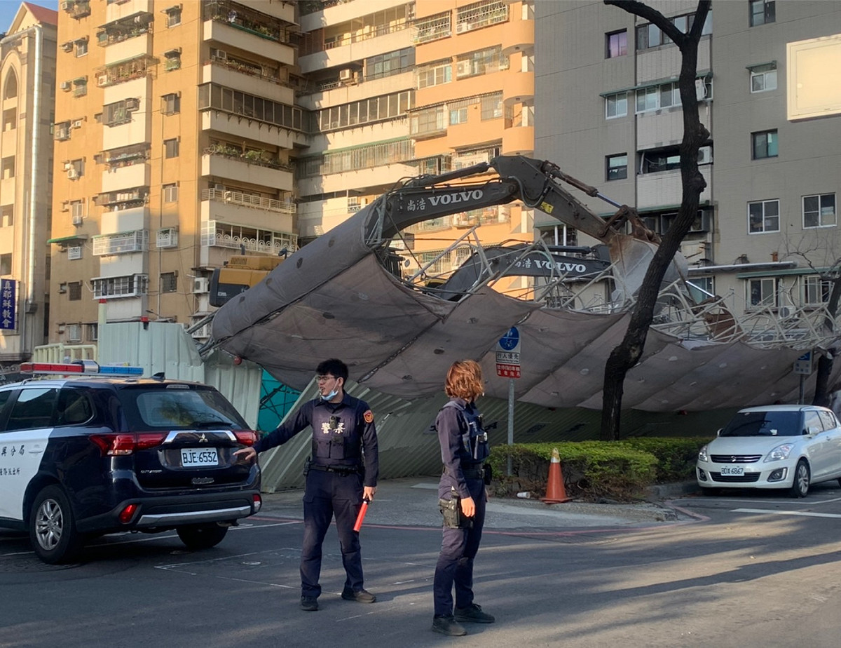 高市前金區一處工地圍籬傾倒。 圖：高雄市警局新興分局提供