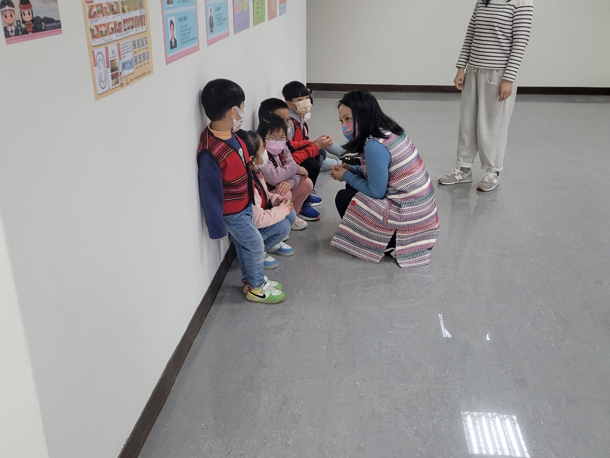 羅美菁(中間)關心幼兒口腔狀況。 圖：新北市原民局提供