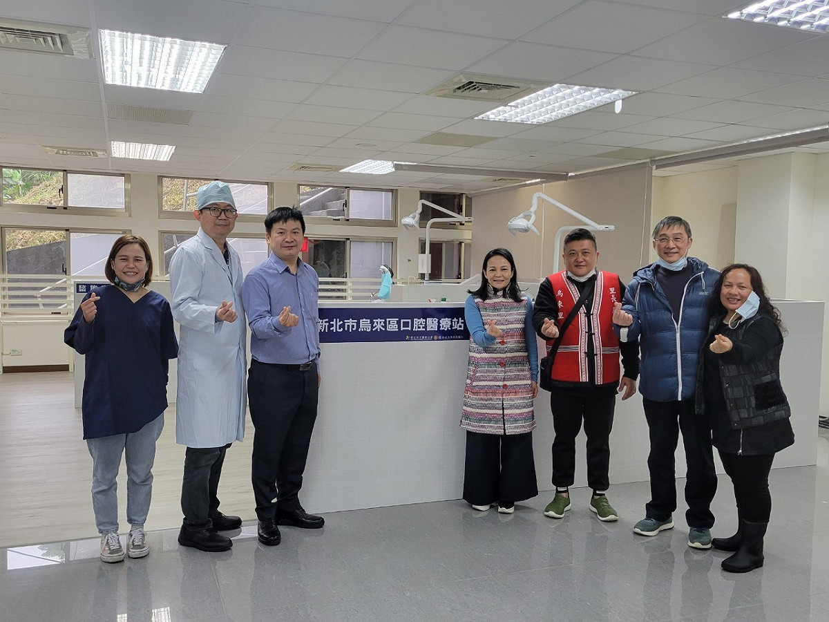 3月7日就診服務，原民局長羅美菁(右4)親自出席活動，並感謝牙醫師公會理事長葉建陽(左3)、醫師張香茂(左2)，烏來里長周至剛(右3)亦親臨現場大力支持。 圖：新北市原民局提供