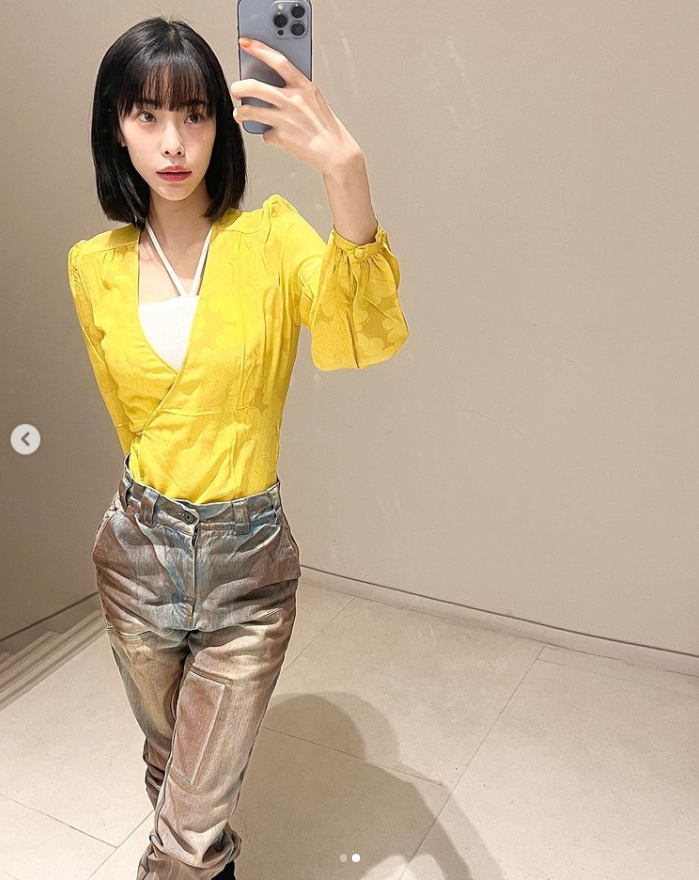 Heize在日前於Instagram貼出兩張對鏡拍下的全身照，原先就骨感的她明顯變得更加憔悴消瘦。 圖：翻攝自Heize IG