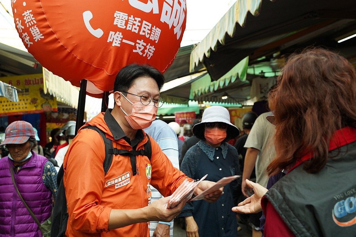 林志誠(左)勤走基層衝人氣。 圖：趙天麟服務處提供