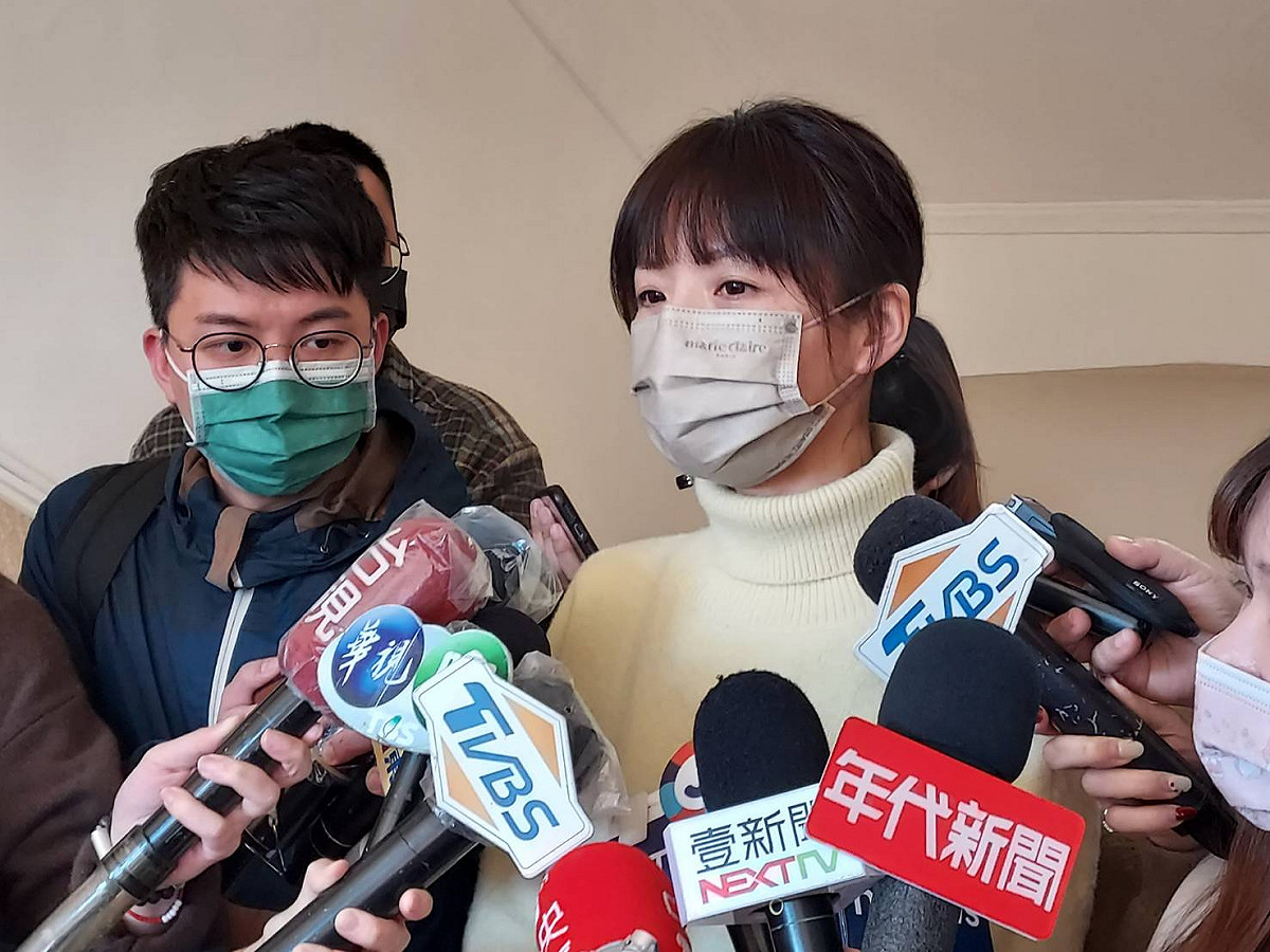 洪慈庸向立法院長游錫堃遞出辭呈。 圖：陳佩君／攝