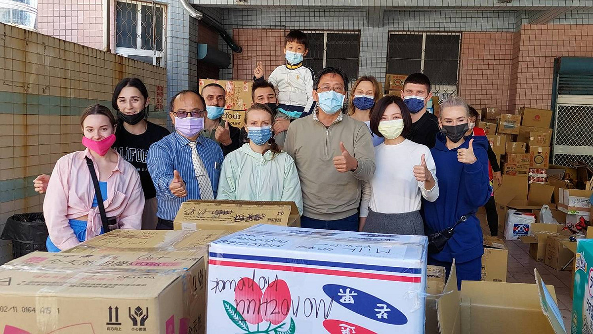 高雄民眾援助烏克蘭愛心物資開始打包捐贈。 圖：高雄市教育局提供